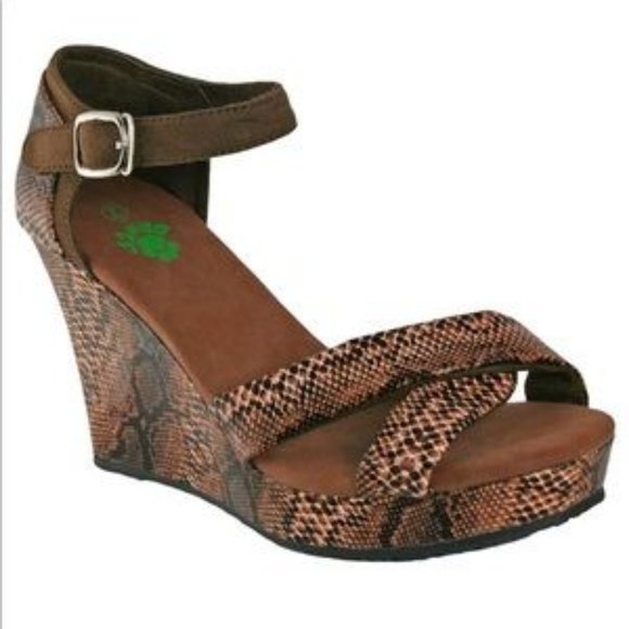 Dawgs NWOT Vegan Snakeskin Print Ankle Strap Wedge Sandals Sz 8 Brown - Picture 2 of 10